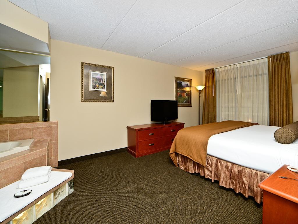 Ramada By Wyndham Plymouth Hotel & Conference Center Exterior foto