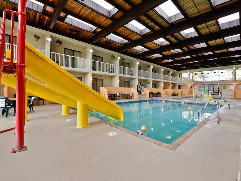 Ramada By Wyndham Plymouth Hotel & Conference Center Exterior foto
