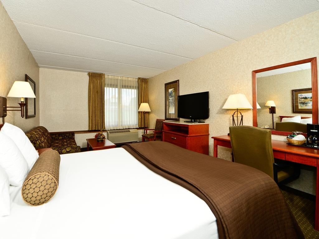 Ramada By Wyndham Plymouth Hotel & Conference Center Exterior foto