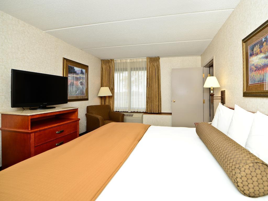 Ramada By Wyndham Plymouth Hotel & Conference Center Exterior foto
