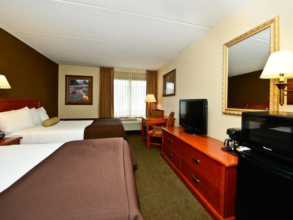 Ramada By Wyndham Plymouth Hotel & Conference Center Exterior foto