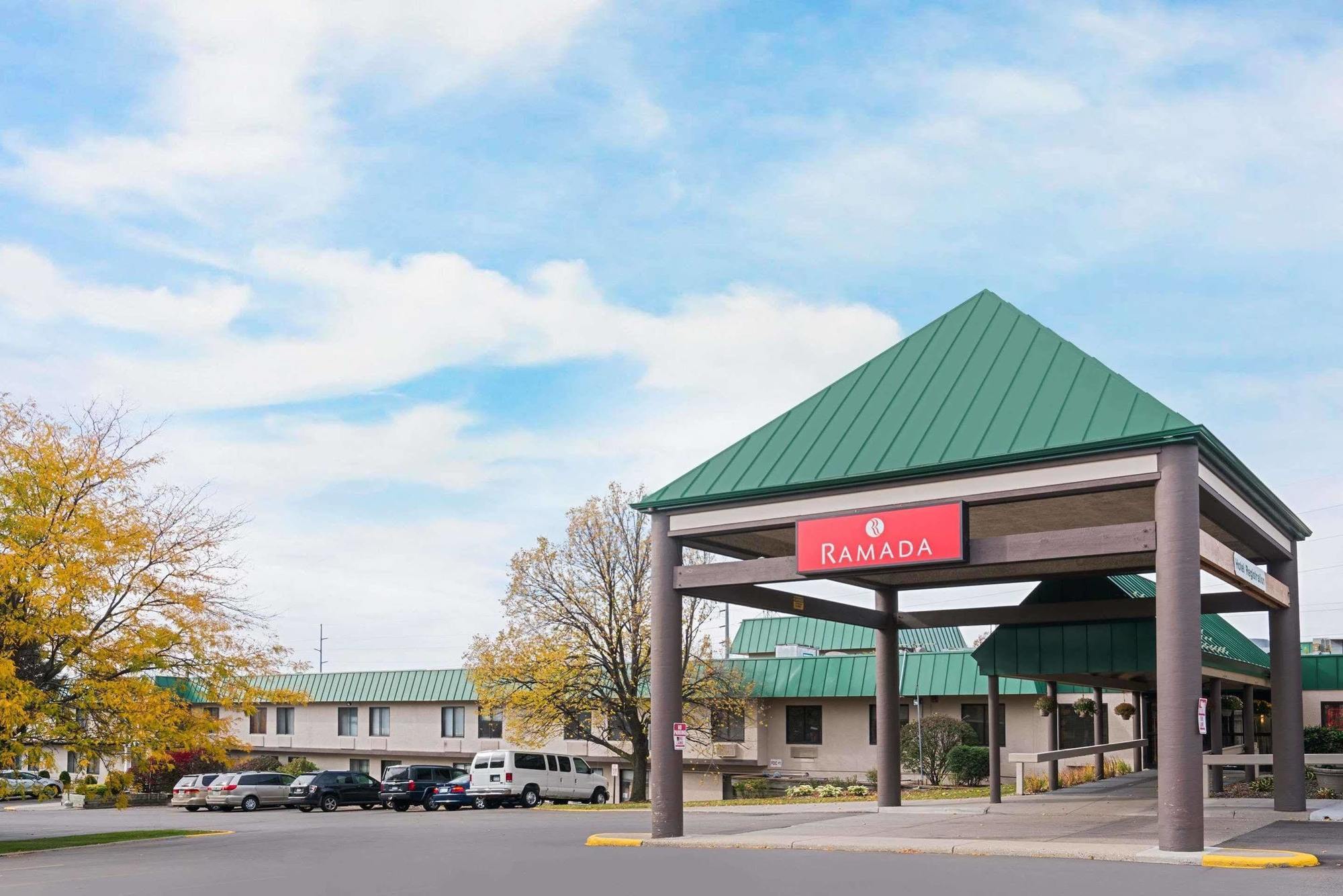 Ramada By Wyndham Plymouth Hotel & Conference Center Exterior foto