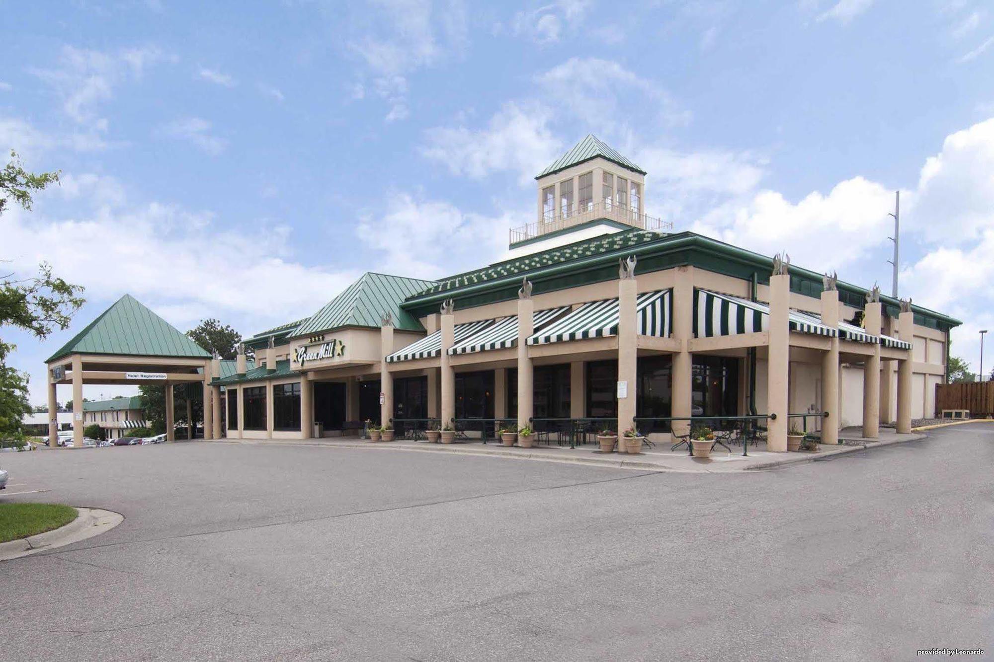 Ramada By Wyndham Plymouth Hotel & Conference Center Exterior foto