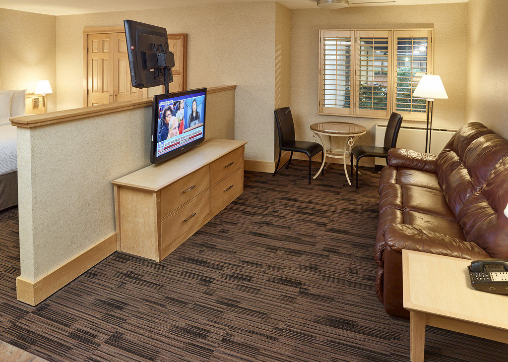 Ramada By Wyndham Plymouth Hotel & Conference Center Exterior foto