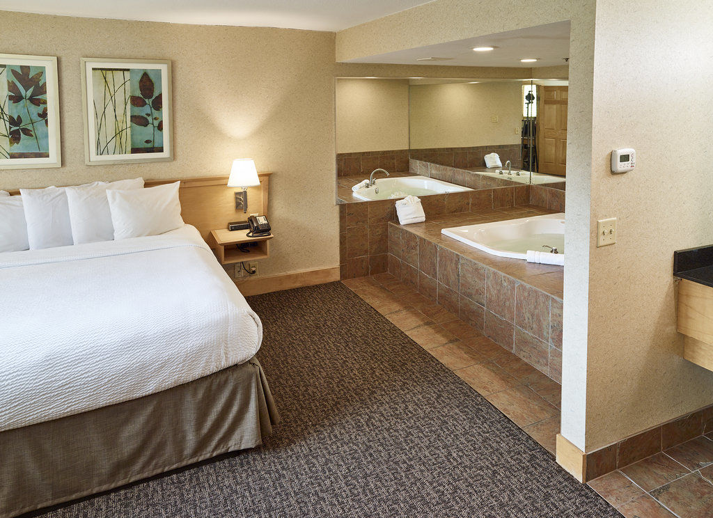 Ramada By Wyndham Plymouth Hotel & Conference Center Exterior foto