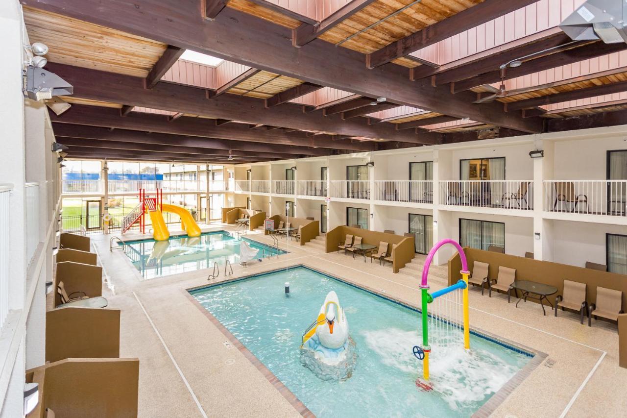 Ramada By Wyndham Plymouth Hotel & Conference Center Exterior foto